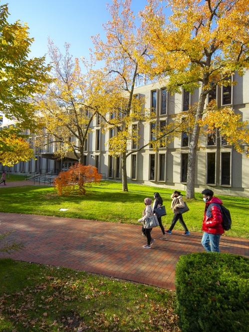 Students Walking across 亚洲博彩平台排名排名NEWARK 校园